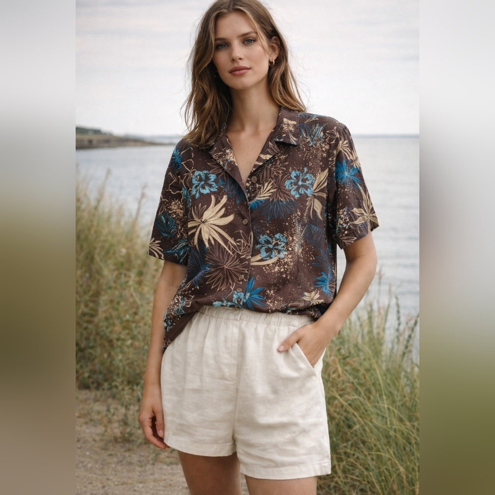 VINTAGE Women's Tropical Floral Boxy Button-Up Shirt.